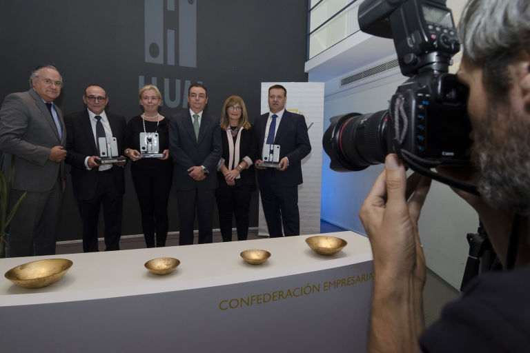 Premiados muestran sus galardones junto al presidente de la CEV (VP)
