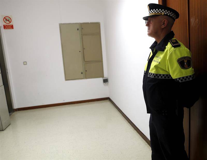 Un agente de la policia municipal, a las puertas de las oficinas del PP en el Ayuntamiento de Valencia (EFE)