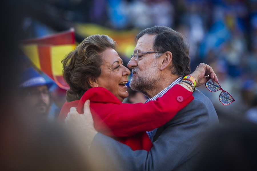 Rita Barberá abraza a Mariano Rajoy en un mitin en Valencia. EVA MÁÑEZ