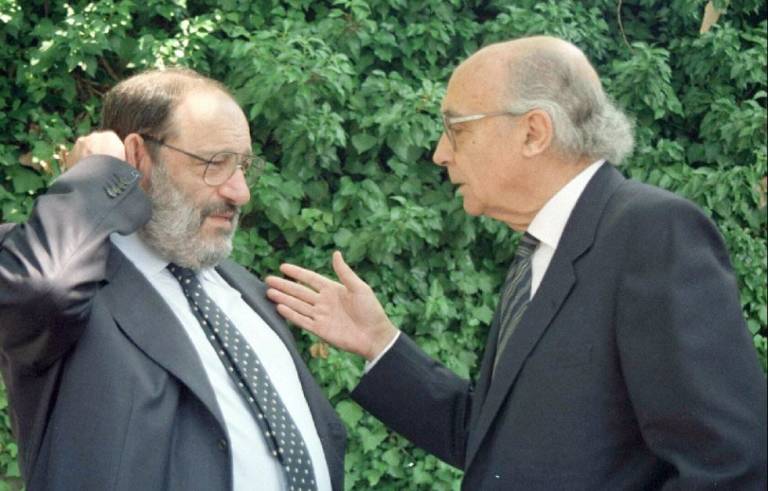 Junto a José Saramago, la pasada década (FOTO: EFE)
