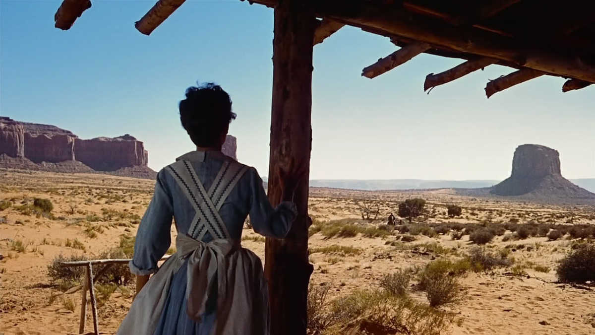 Foto: Dorothy Jordan, de espaldas, ve llegar por el horizonte a Wayne. 