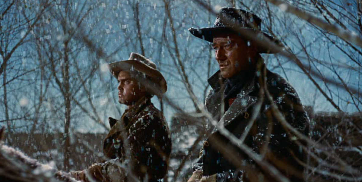Jeffrey Hunter y John Wayne sufriendo los rigores del invierno.