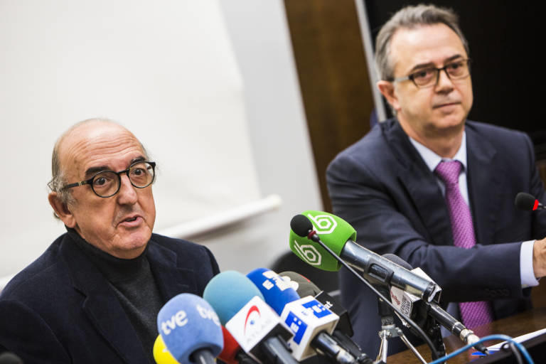 El presidente de Mediapro, Jaume Roures, y el secretario autonómico de Comunicación, José María Vidal. EVA MÁÑEZ