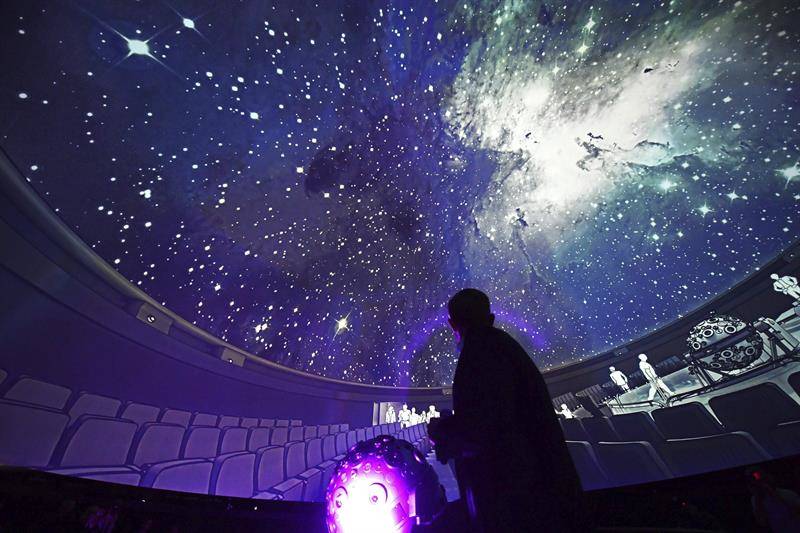23/08/2016. Presentación a la prensa de la cúpula de 23 metros del planetario Zeiss-Grossplanetarium de Berlín (Alemania) hoy, 23 de agosto de 2016. Tras dos años de rehabilitación, el planetario abrirá de nuevo sus puertas en dos días (Foto: EFE)