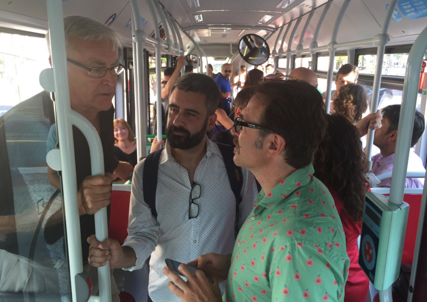 El alcalde Joan Ribó, Pere Fuset y Giuseppe Grezzi, en el autobús de camino a la cita