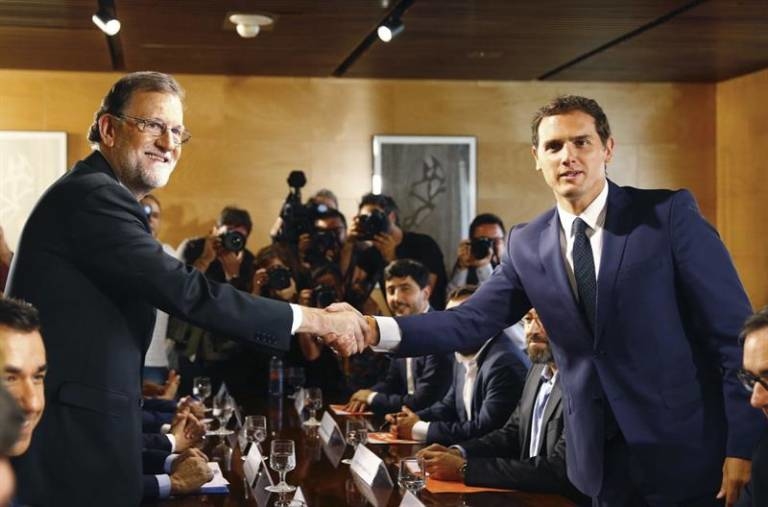 Mariano Rajoy y Albert Rivera se dan la mano tras llegar a un acuerdo. EFE