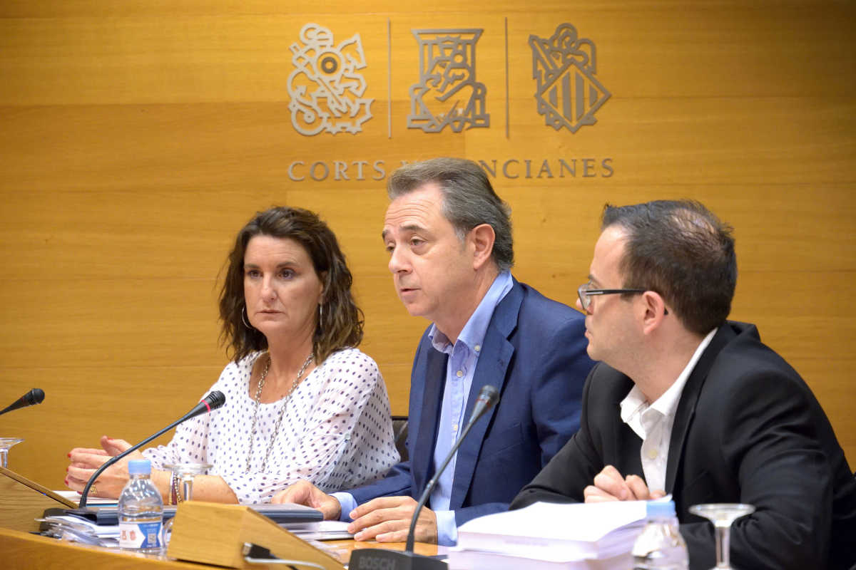 El secretario autonómico de Comunicación, José María Vidal, en la comisión de Les Corts. Foto: CORTS/INMA CABALLER