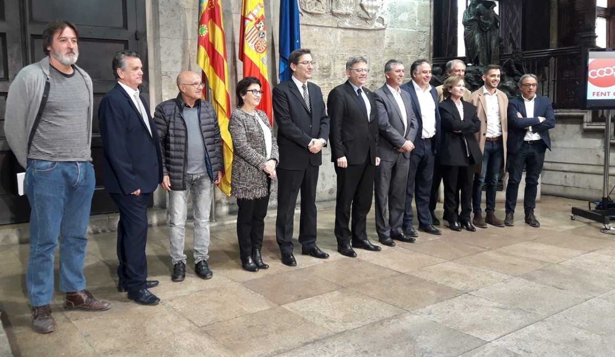 Ximo Puig y Rafael Climent con una representación de las cooperativas valencianas.