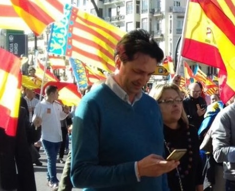 El diputado y expresidente provincial del PP Vicente Betoret en la manifestación. Foto: TWITTER