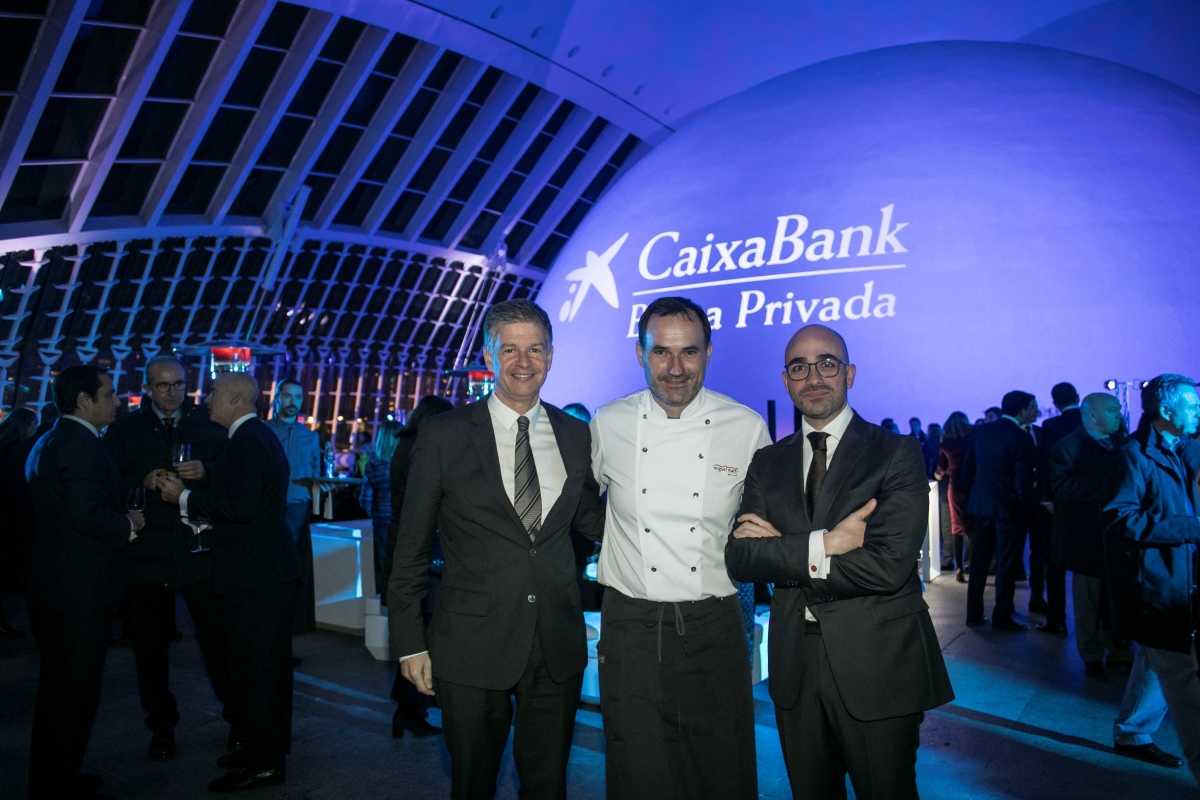 De izq. q dcha: Xicu Costa, director territorial de CaixaBank en la Comunitat Valenciana; Miguel Martí, restaurador y Raúl Mir, director de Banca Privada de CaixaBank en la Comunitat Valenciana.