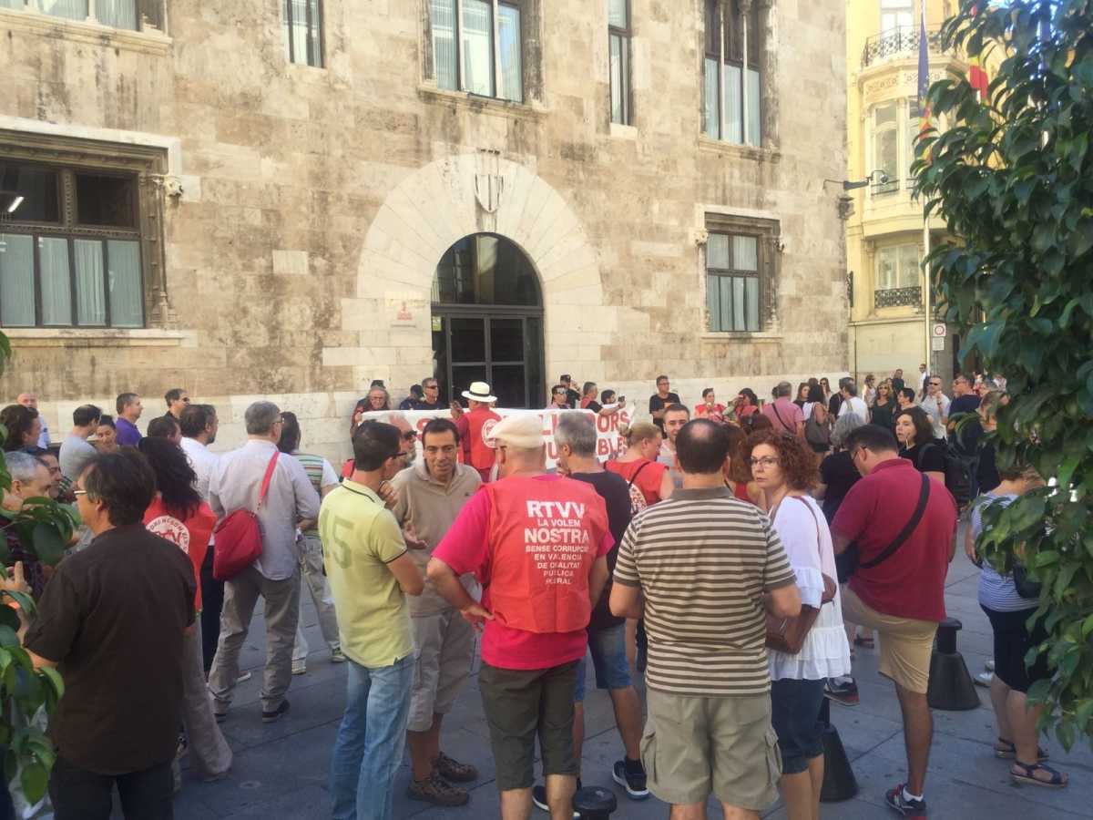 Concentración de extrabajadores de RTVV frente al Palau de la Generalitat en 2016. VP