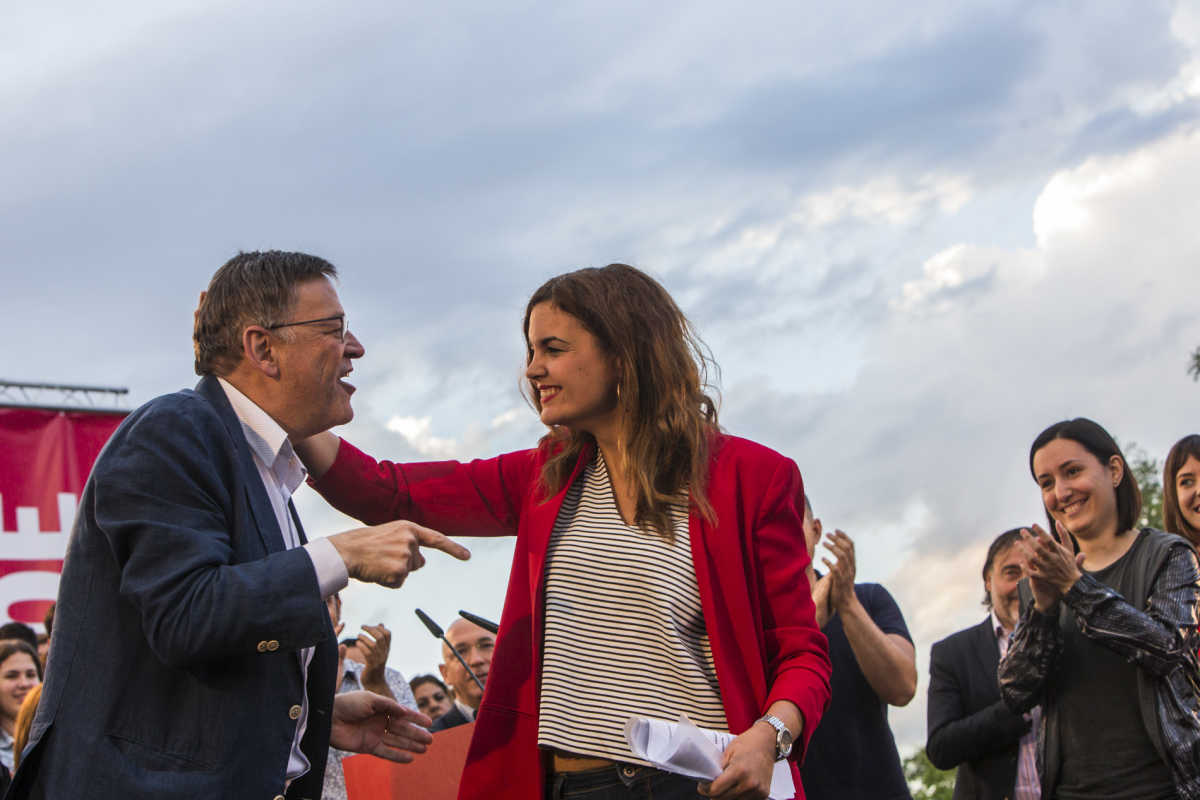 Sandra Gómez sonríe al presidente de la Generalitat, Ximo Puig, en un mitin. Foto: EVA MÁÑEZ