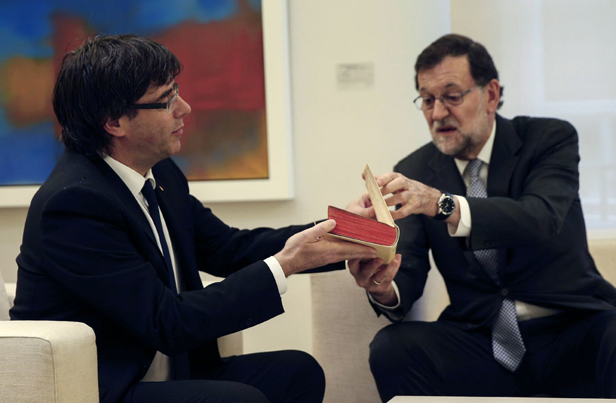 El presidente de la Generalitat de Catalunya, Carles Puigdemont, y Mariano Rajoy. EFE