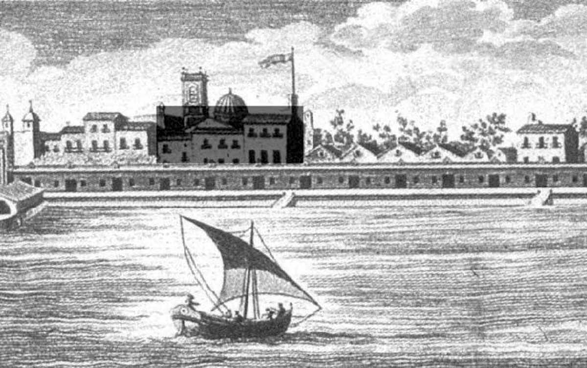 Gravat del port de Manuel Miralles (1798) que mostra el Grau des de la mar. En gris el lloc que ocupava el casal de les drassanes