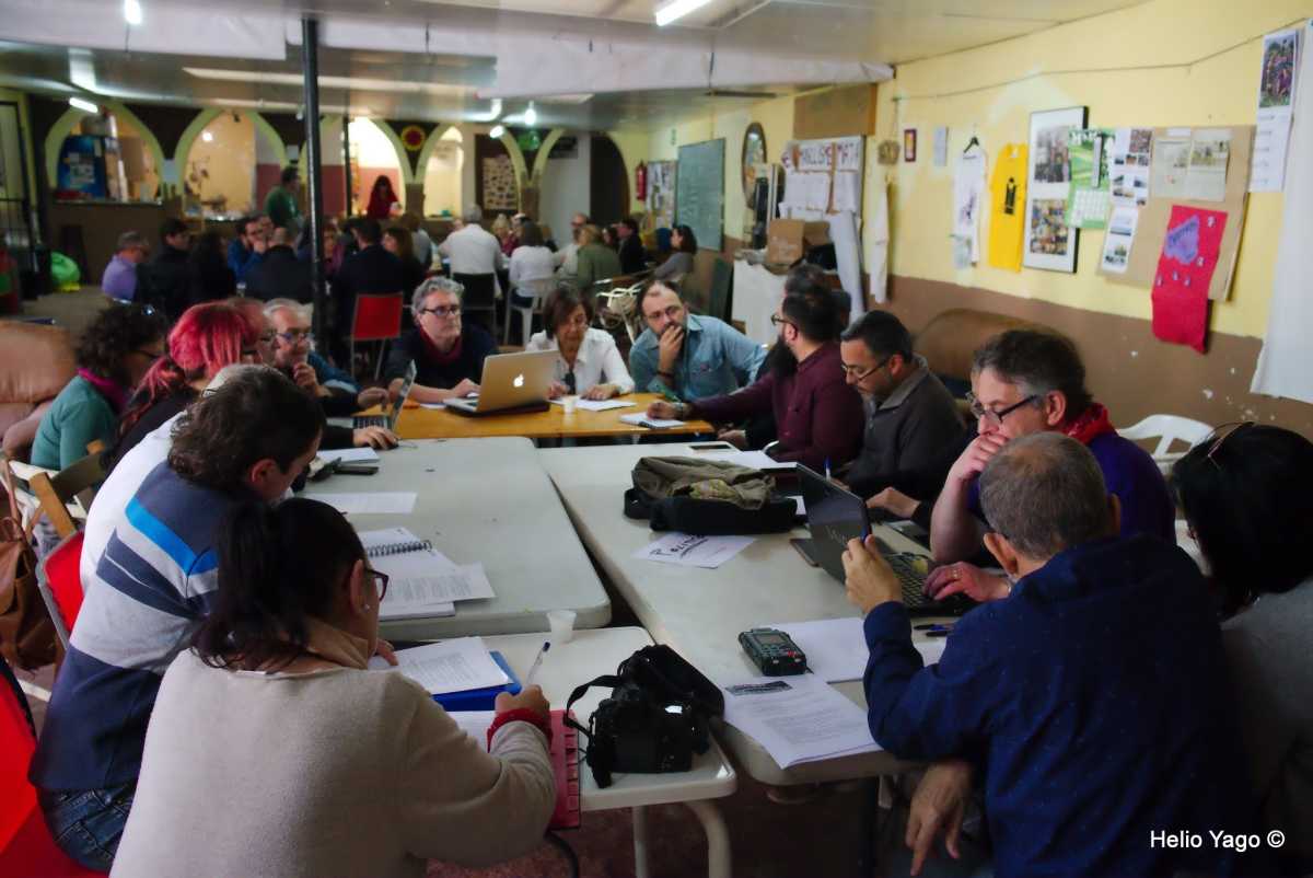 Mesas de trabajo en la Asamblea de la Marea Valenciana. Foto: Helio Yago