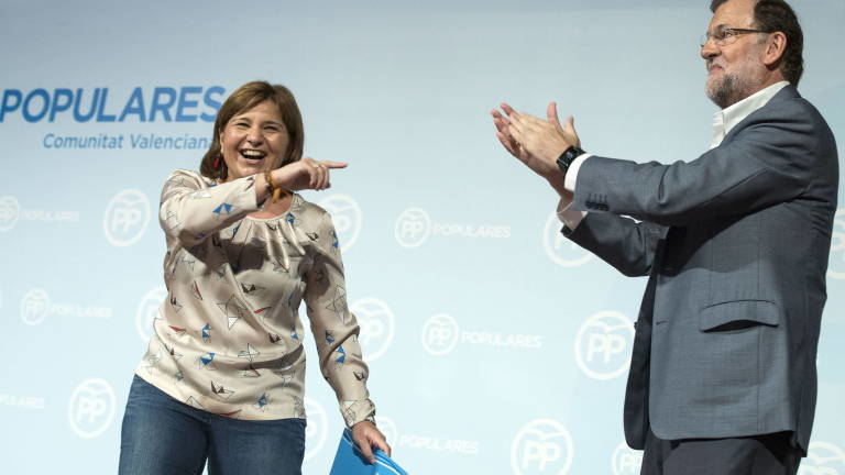 Isabel Bonig aplaudida por Mariano Rajoy en un mitin en Valencia. Foto: EVA MÁÑEZ