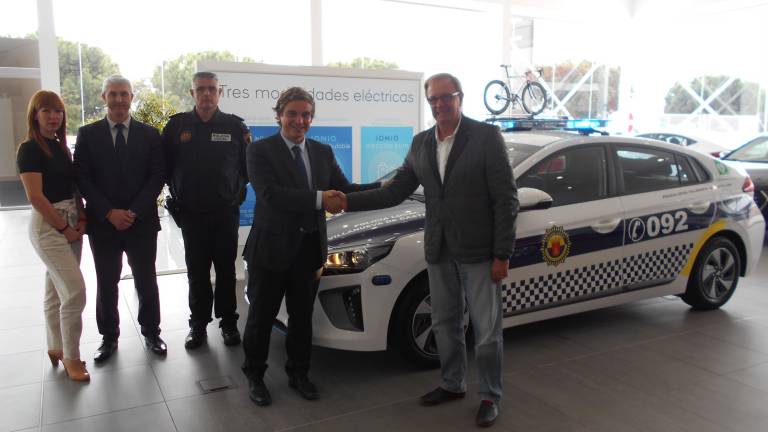 Foto: E. Oscar Noguera Alberola Excelentísimo alcalde de Villanueva de Castellón recibiendo las llaves de mano de D. Pablo Estrela, Gerente de Hyundai Koryo Car.