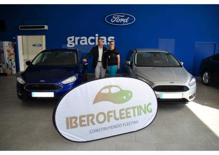 Pie de Foto: Carlos Ruiz de Iberofleeting junto a María Ángeles Tordera de Ford Vedat Mediterráneo.