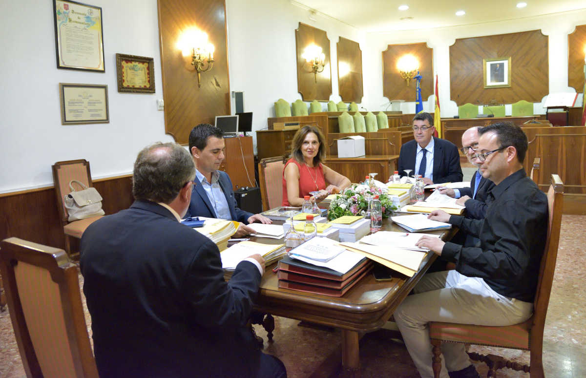 Reunión de la Mesa de Les Corts en Oliva. Foto: CORTS
