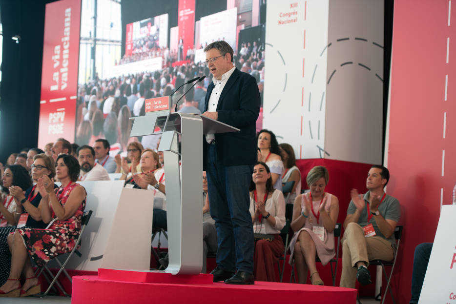 Ximo Puig durante su intervención en el plenario. Foto: RAFA MOLINA