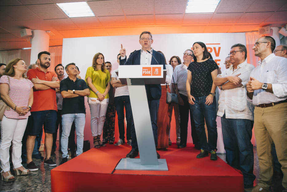 Ximo Puig junto a miembros de su candidatura durante su discurso de victoria. Foto: KIKE TABERNER