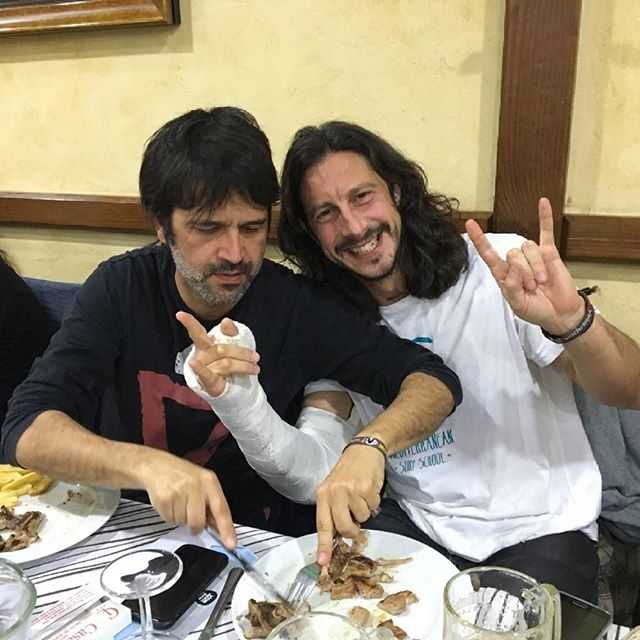 Carlos Jorro, manager de La Pulquería (entre otras bandas), cortándole un filete al cantante, Gerard Sanz, en un restaurante de carretera de camino al Viñarock