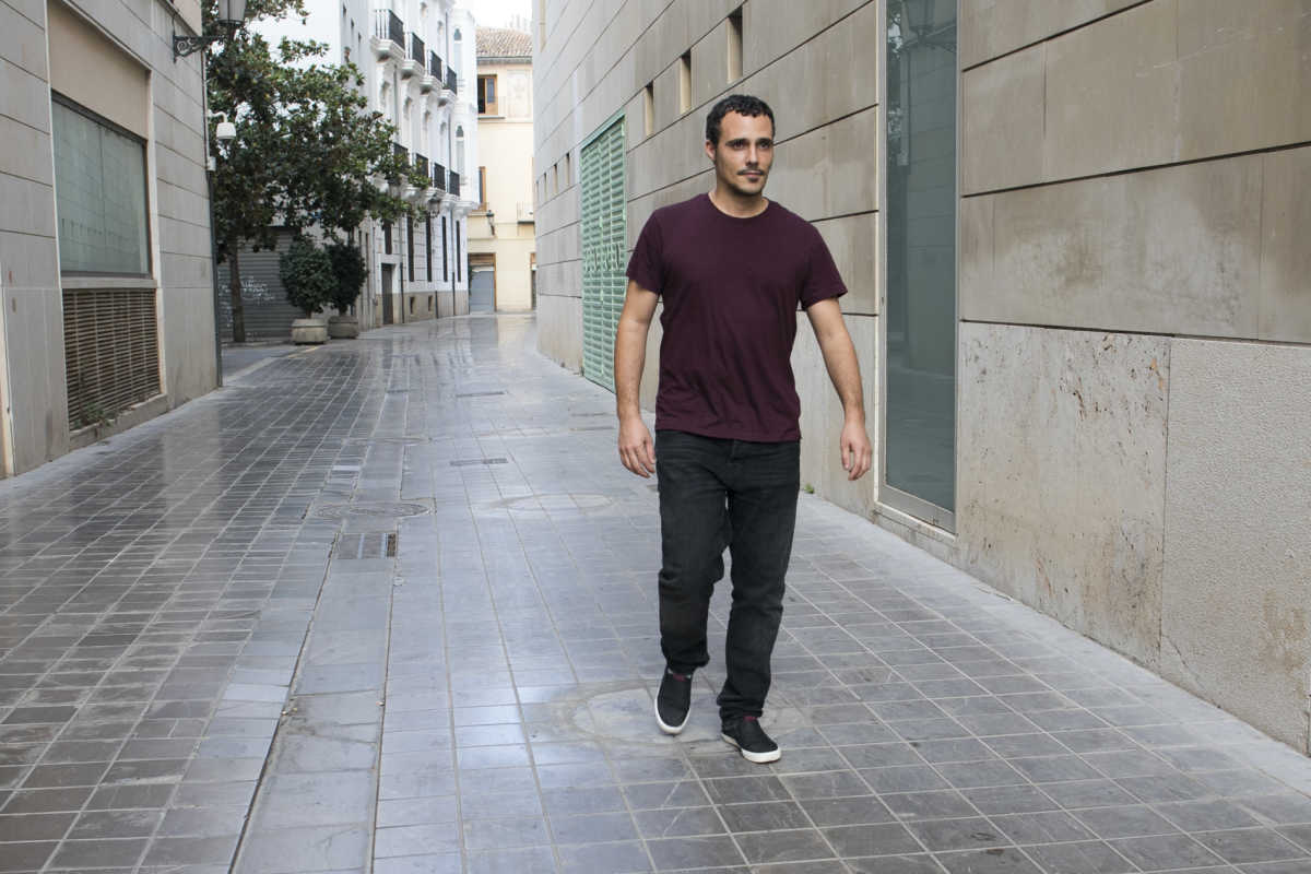 Jordi Alamán en las inmediaciones de Les Corts Valencianes. Foto: EVA MAÑEZ