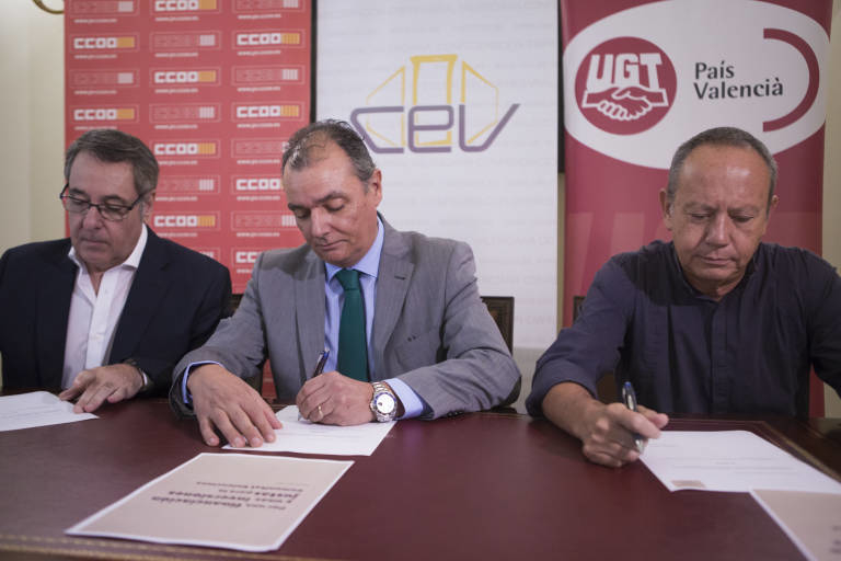 Arturo León (CCOO), Salvador Navarro (CEV) e Ismael Sáez (UGT), durante la firma del manifiesto por una financiación justa. Foto: ESTRELLA JOVER