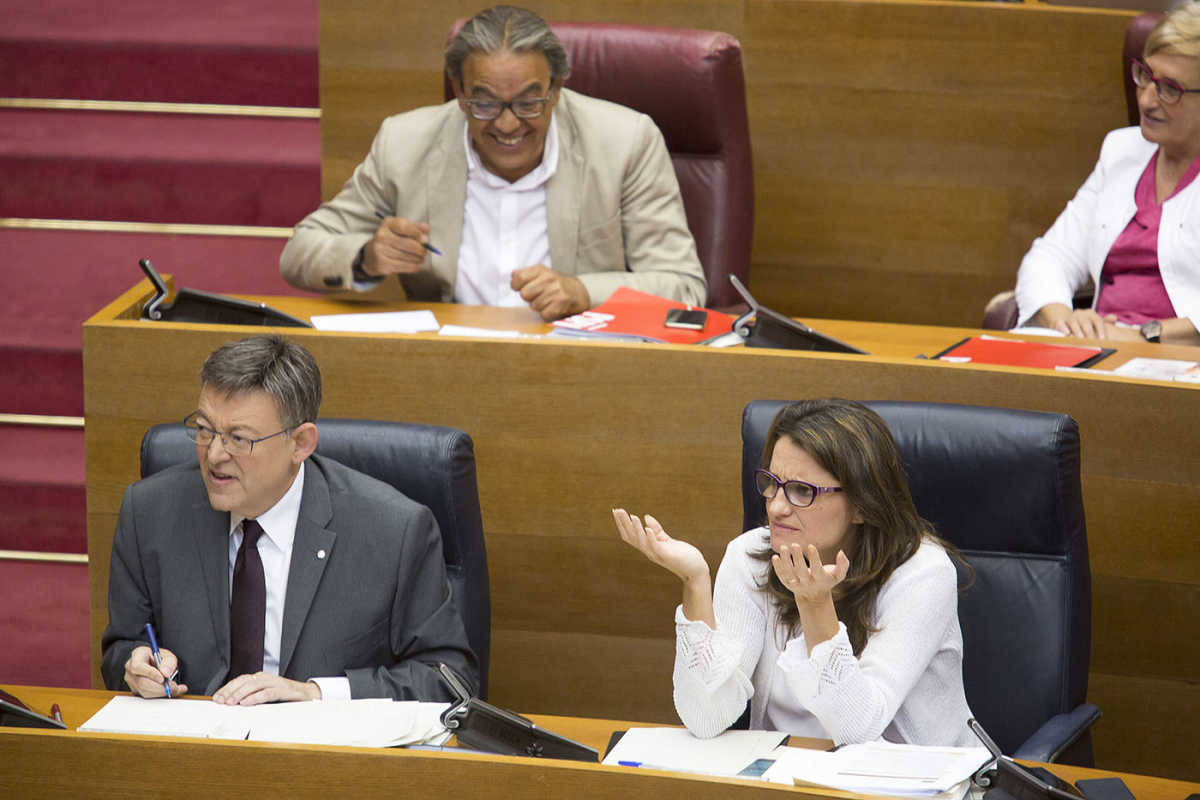 Ximo Puig y Mónica Oltra durante un pleno de Les Corts. Foto: MARGA FERRER