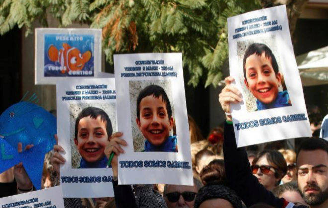 Carteles de apoyo a Gabriel en una concentración en Almería. Foto: EFE