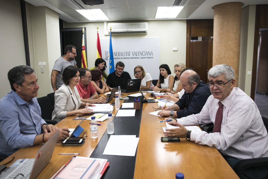 Justo Herrera, a la derecha, y al fondo, Carmelina Pla, en una reunión de la conselleria con Carmen Montón. Foto: EVA MÁÑEZ