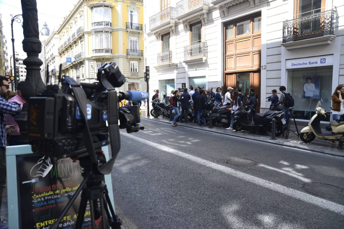 Periodistas a la espera de la salida del expresidente de la Generalitat. Foto: KIKE TABERNER