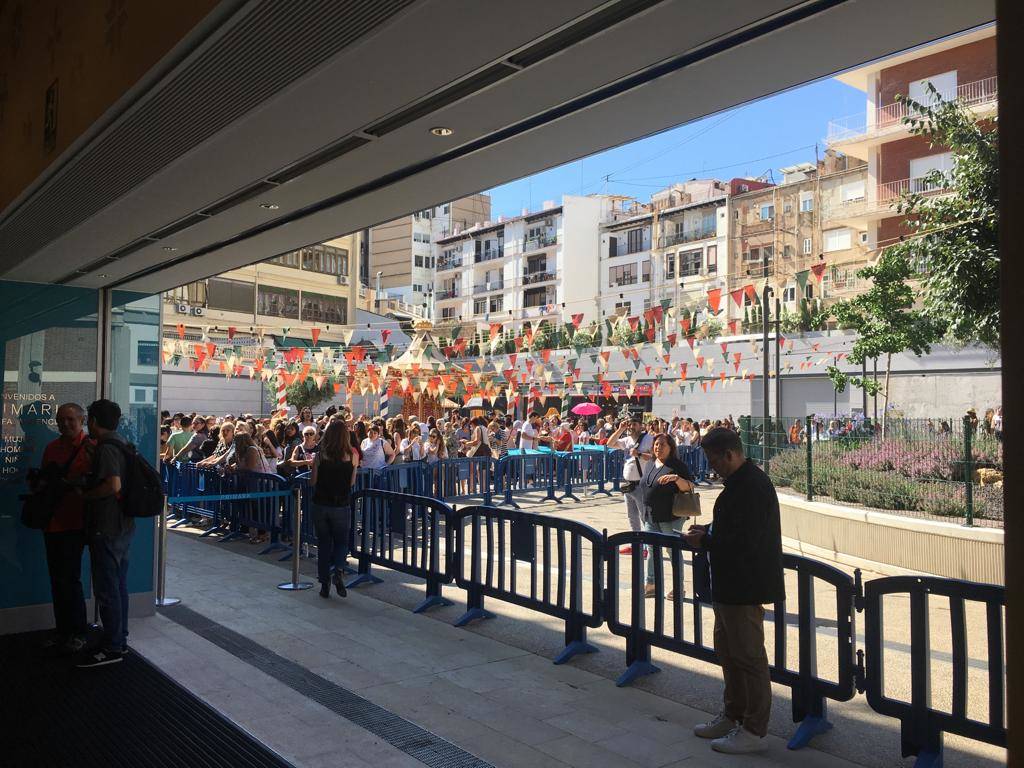Colas previas a la apertura de Primark en el centro de València. Foto: VP
