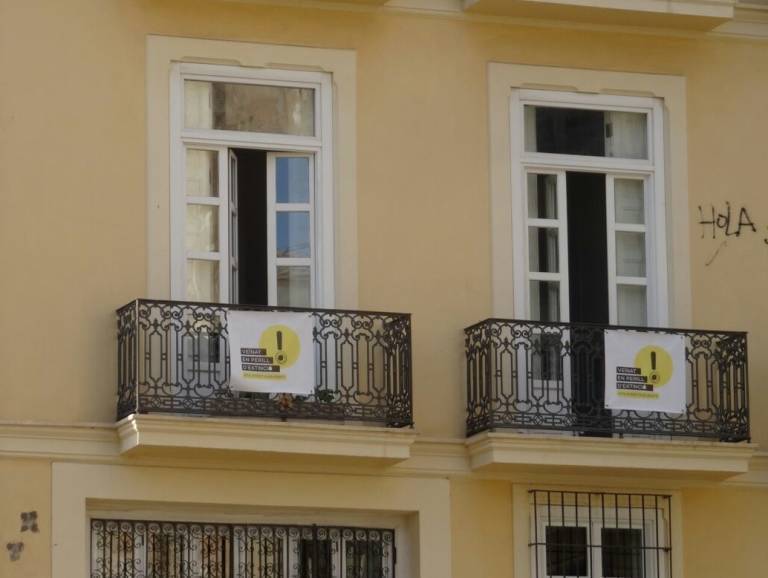  Dos carteles en sendos balcones de El Carme protestando contra los apartamentos turísticos.