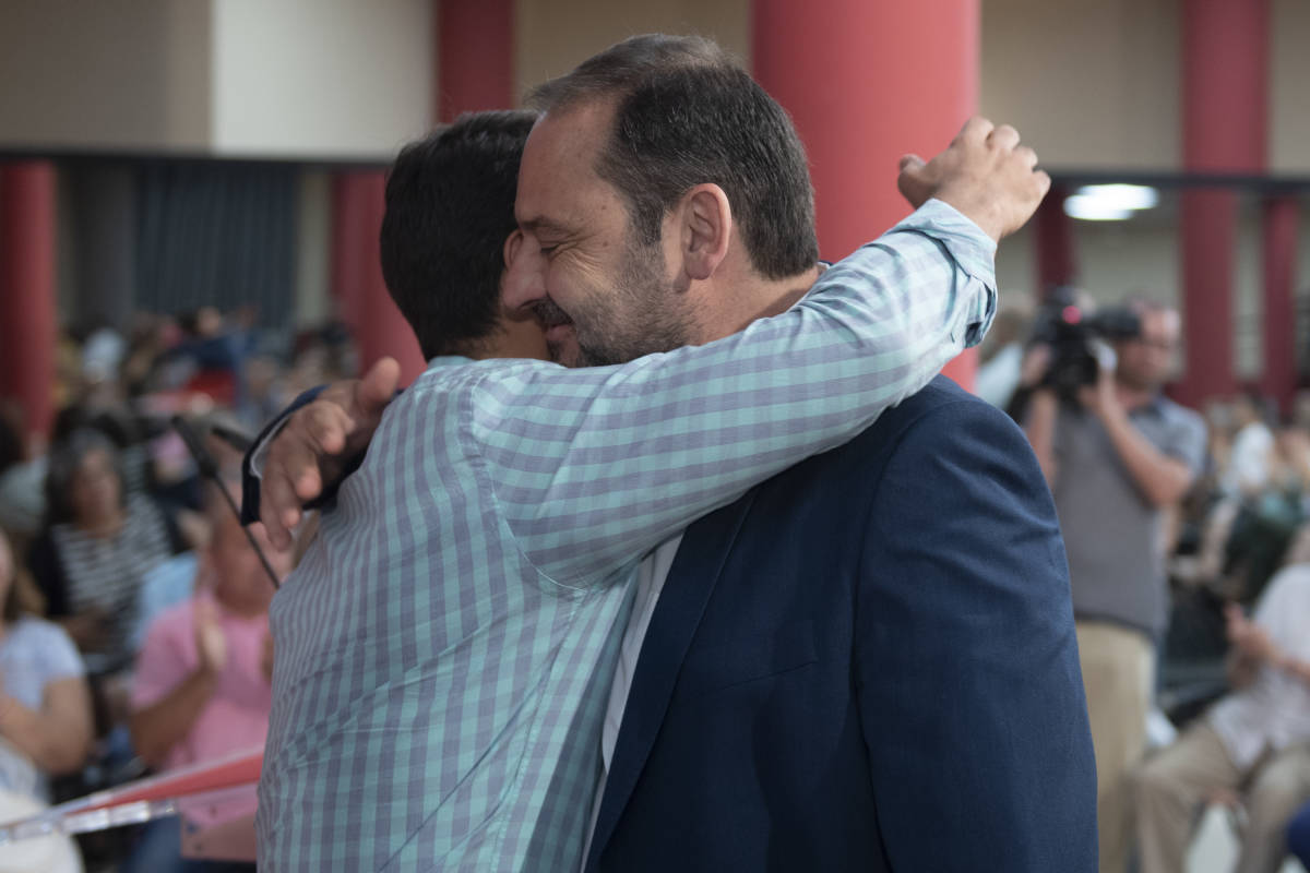 Abrazo entre José Muñoz, secretario de Organización del PSPV, y José Luis Ábalos. Foto: KIKE TABERNER
