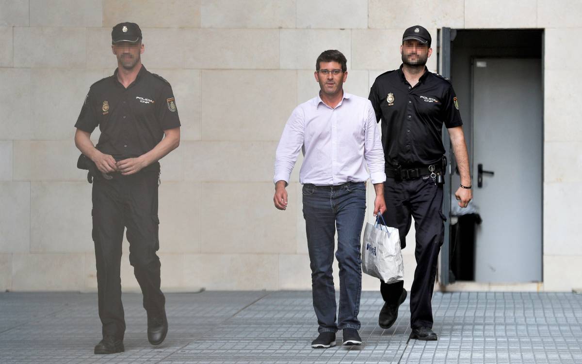 Jorge Rodríguez escoltado por dos agentes de Policía tras su detención. Foto: EFE
