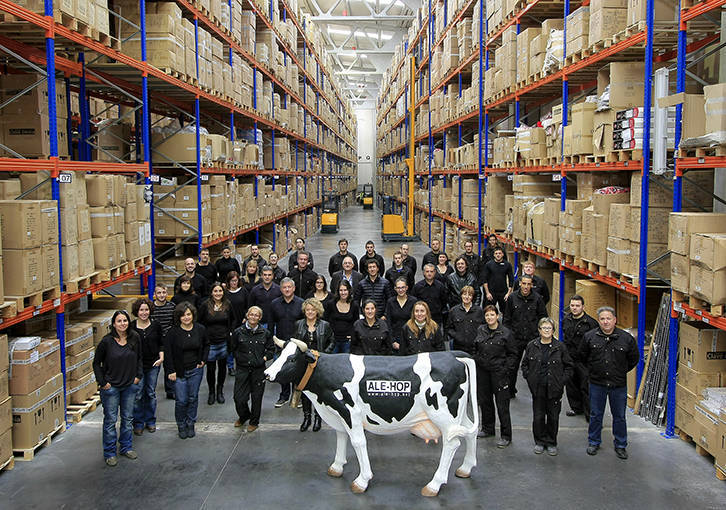 Empleados de Clave Dénia posan con los Grimalt y la famosa vaca de sus tiendas. Foto: ALE-HOP