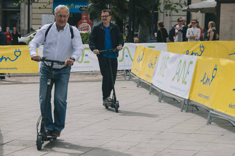 El alcalde Joan Ribó y el edil de Movilidad Sostenible Giuseppe Grezzi, en la feria de la movilidad. Foto: KIKE TABERNER