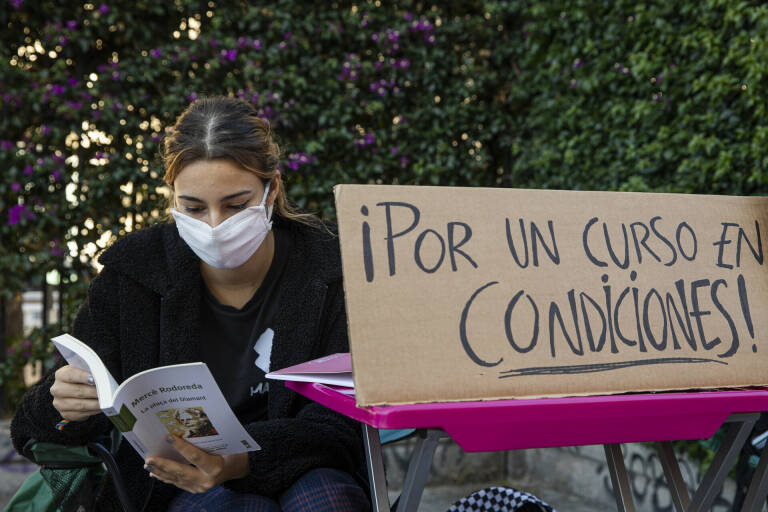 Alumna del IES Luis Vives durante la huelga. Foto: EVA MÁÑEZ