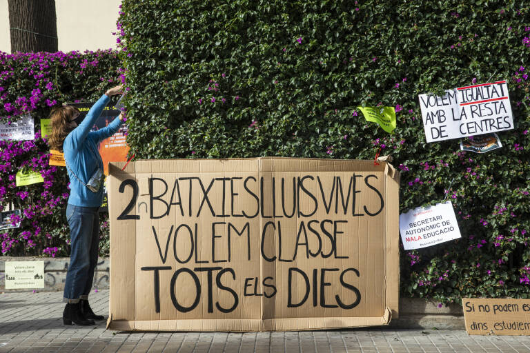 Protesta de las familias de 2º de Bachillerato del IES Luis Vives. Foto: EVA MÁÑEZ