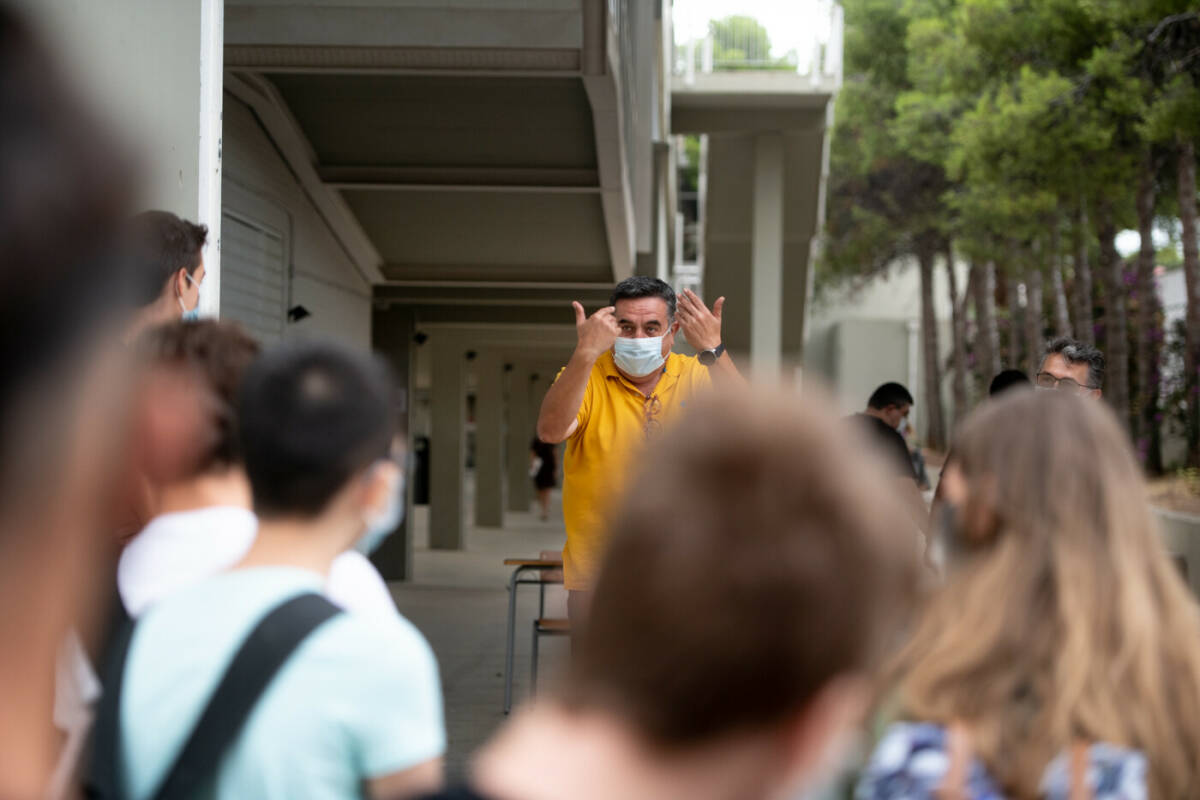 Profesor informa a los alumnos y alumnas sobre la entrada al instituto. Foto: KIKE TABERNER