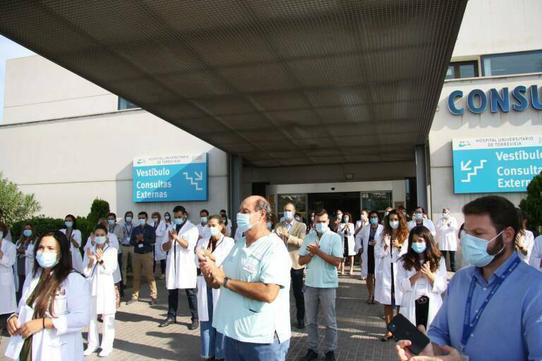 Concentración del personal del Hospital de Torrevieja, en una imagen de archivo. Foto: AP