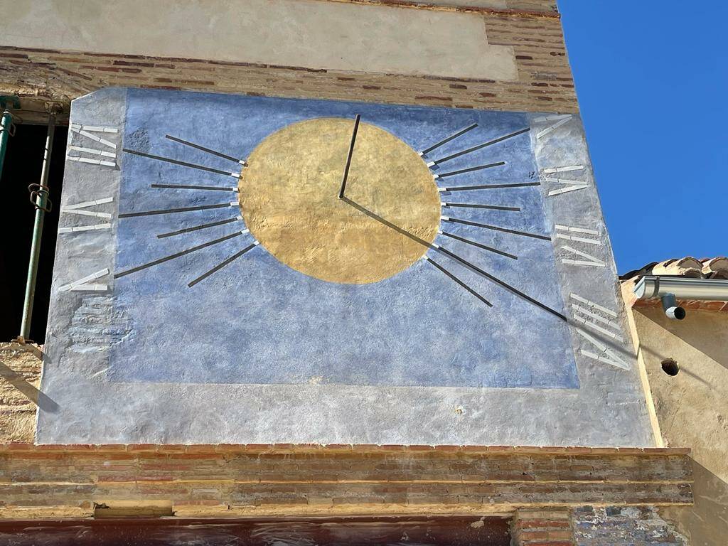 El reloj de sol recuperado tras la capa de alquitrán. Foto cedida por la Concejalía de Cultura de València.