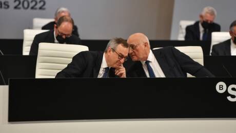 César González-Bueno y Josep Oliu durante la junta de accionistas de este jueves. Fotos: RAFA MOLINA