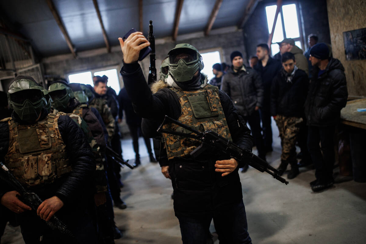 Varios civiles y soldados, con fusiles de asalto, durante un entrenamiento en UCRANIA. Foto: ALEJANDRO MARTÍNEZ VÉLEZ/EP