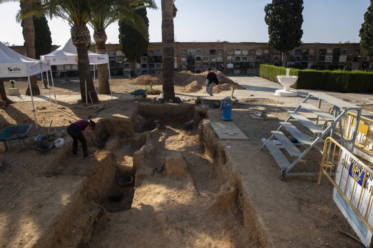 Excavación en el cementerio de Llíria. Foto: EVA MÁÑEZ
