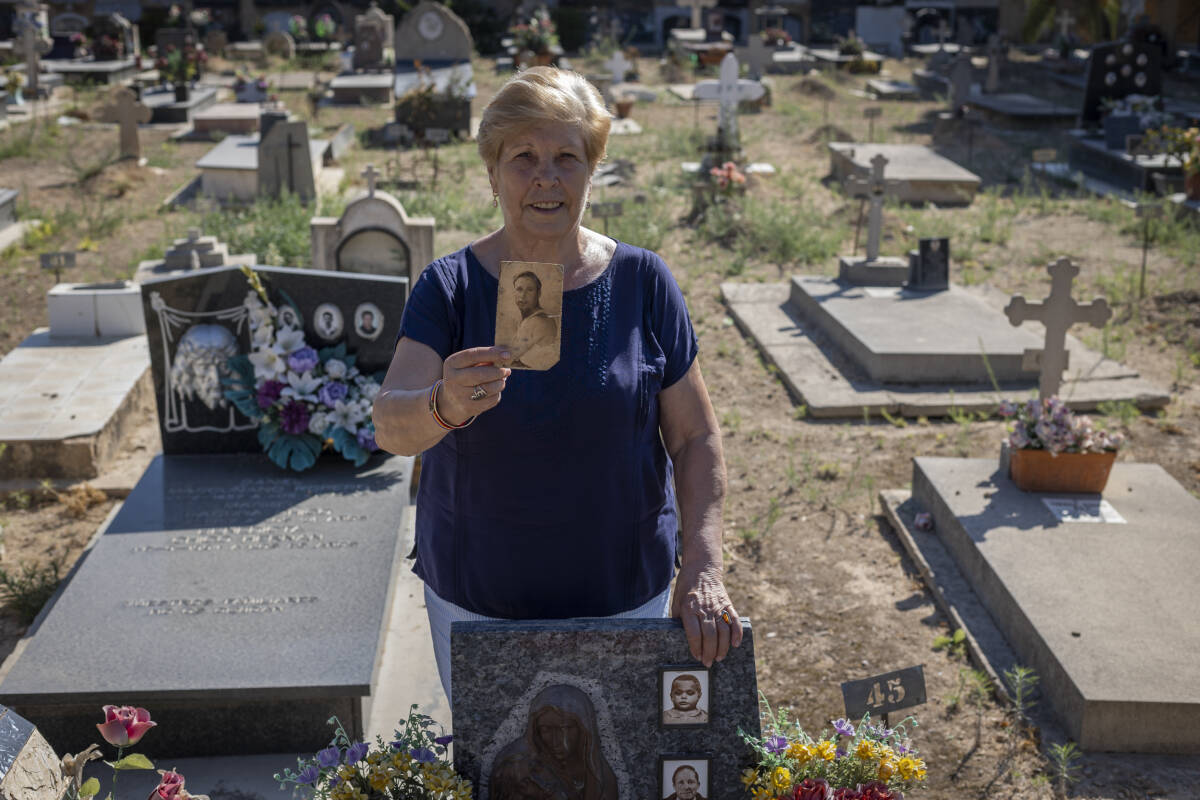 Maruja Badía, hija de Leoncio Badía, junto a la tumba de su padre en el cementerio de Paterna. Foto: EVA MÁÑEZ 