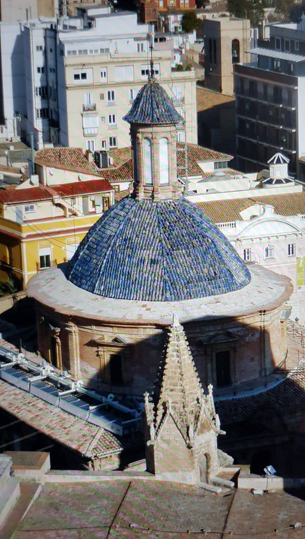 Vista desde el Miguelete de la cúpula de la basílica con el anillo exterior despojado de tejas