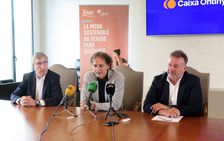 Firma del acuerdo entre Aitex, ESIC y Caixa Ontinyent, en julio. Foto: AP