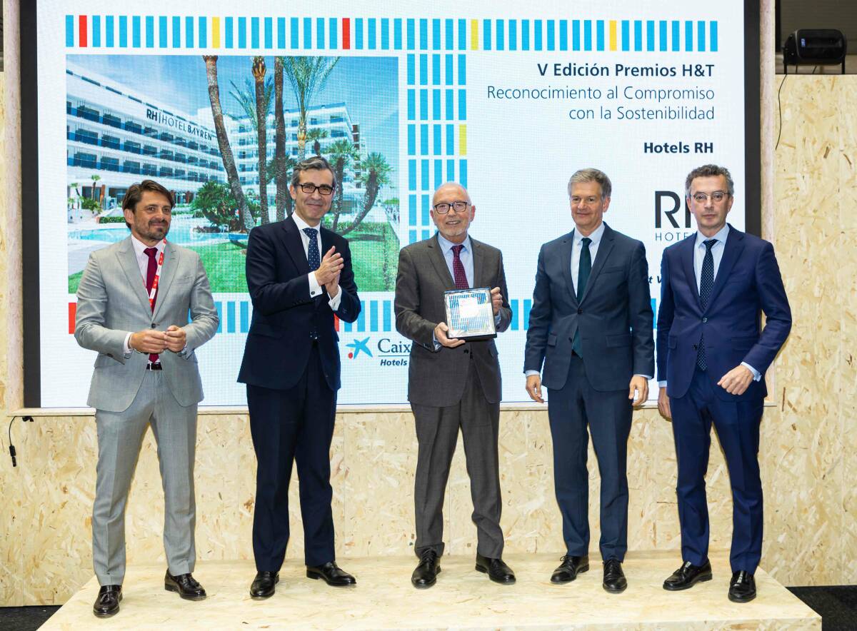 José Hernández (centro), presidente de RH Hoteles, recoge el premio a la sostenibilidad de Caixabank el pasado enero